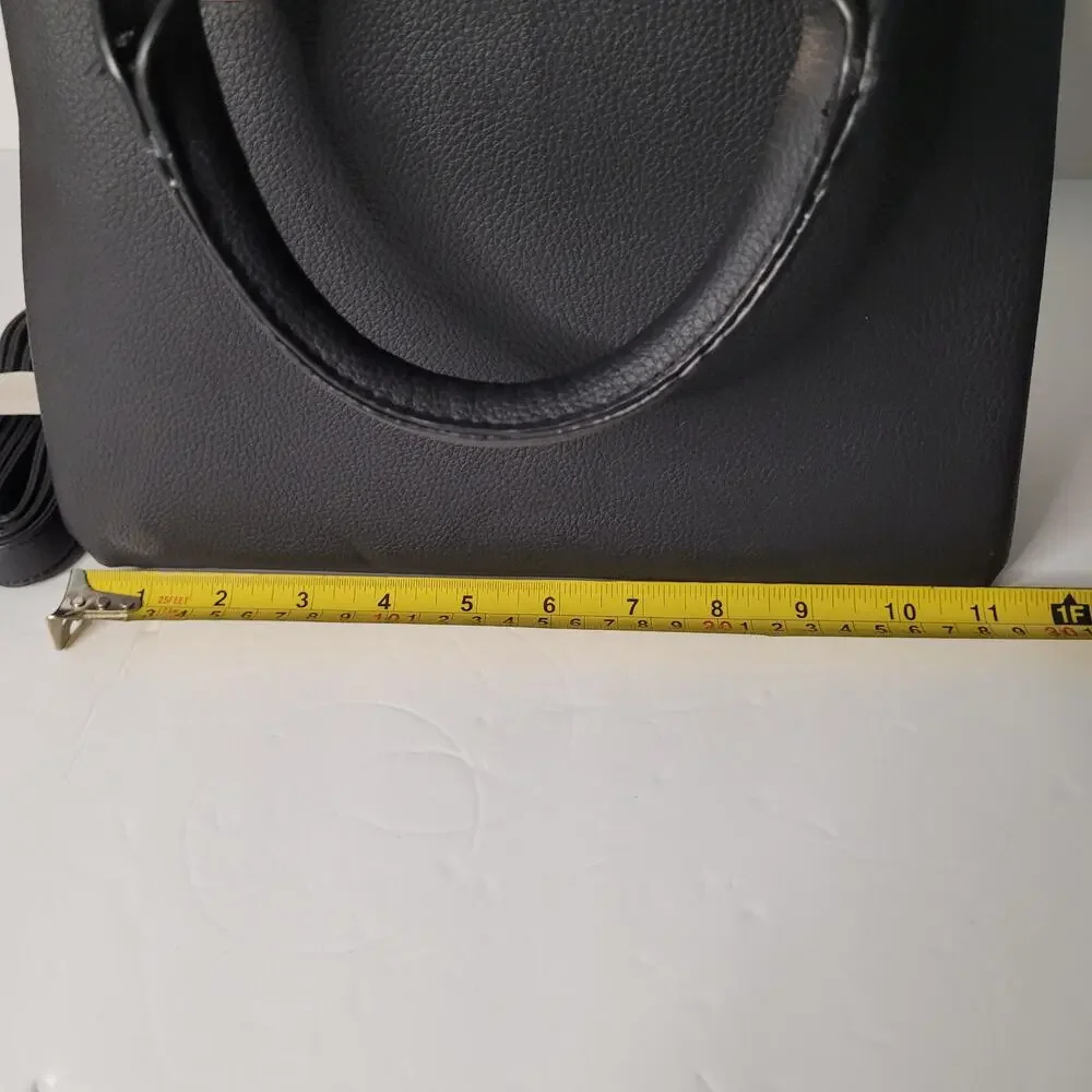 Chic Black Handbag with Multi-Compartments - Stylish & Versatile